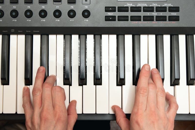 Mãos do músico em um sintetizador