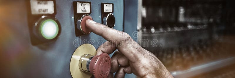 Mãos do operário que pressionam um botão vermelho no painel de controlo imagens de stock royalty free Mãos do operário que pressionam um botão vermelho no painel de controlo imagens de stock royalty free