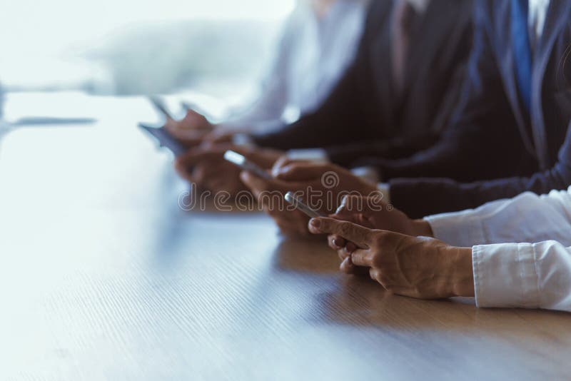 Mãos dos empresários usando o telefone fotos de stock Mãos dos empresários usando o telefone fotos de stock