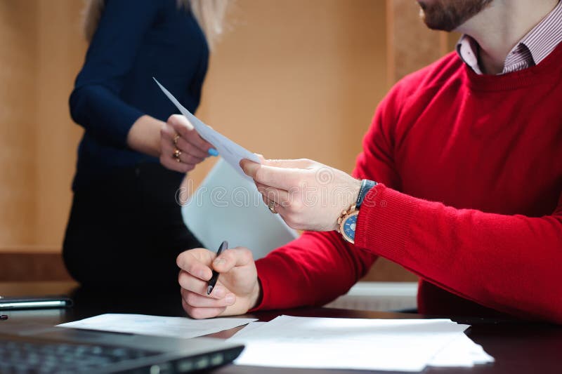 Mãos dos executivos que passam o documento Povos no escritório que guarda uma conferência e que discute estratégias fotos de stock royalty free Mãos dos executivos que passam o documento Povos no escritório que guarda uma conferência e que discute estratégias fotos de stock royalty free