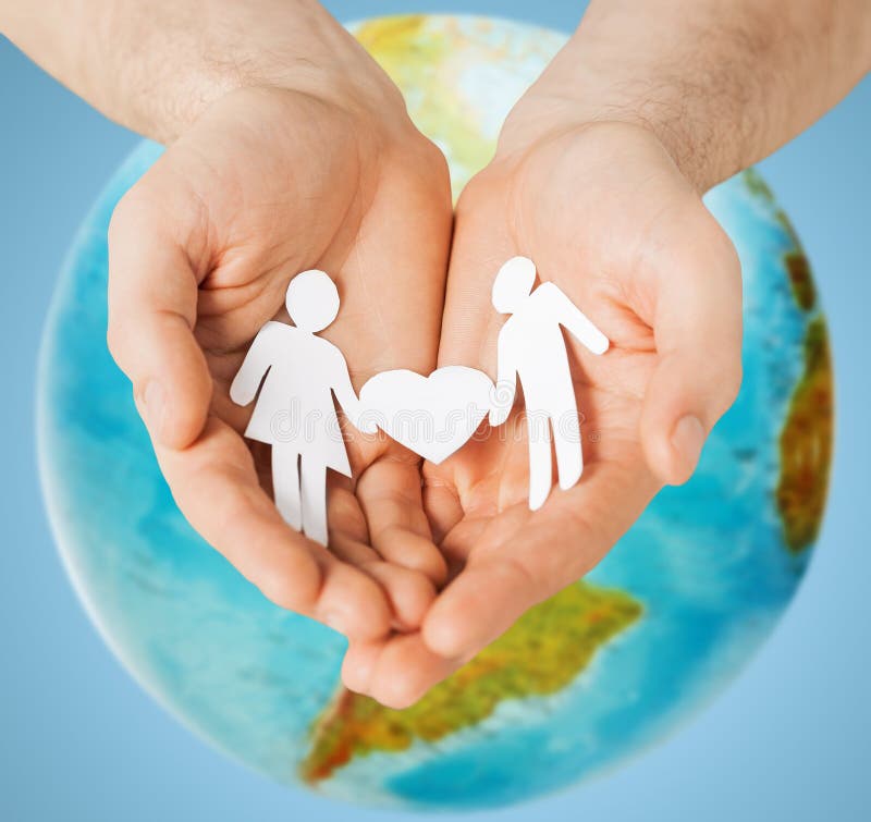 Mãos humanas que guardam os pares de papel sobre o globo da terra imagem de stock Mãos humanas que guardam os pares de papel sobre o globo da terra imagem de stock