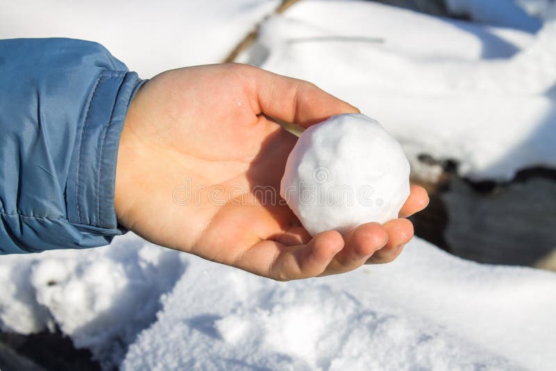 Mãos masculinas que esculpem das bolas de neve pequenas da neve que fariam um boneco de neve fotografia de stock Mãos masculinas que esculpem das bolas de neve pequenas da neve que fariam um boneco de neve fotografia de stock