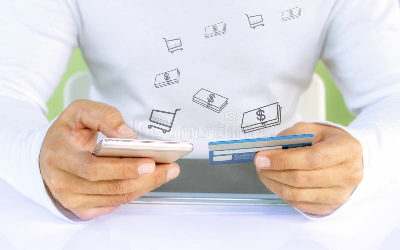 Mãos masculinas que guardam um cartão de crédito e que usam um telefone celular para a compra em linha imagem de stock royalty free Mãos masculinas que guardam um cartão de crédito e que usam um telefone celular para a compra em linha imagem de stock royalty free