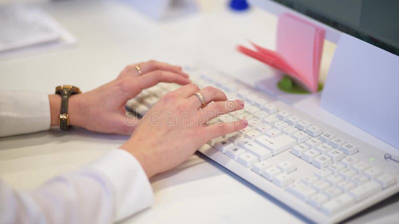 Mãos ou trabalhador de escritório fêmea da mulher que datilografa no teclado