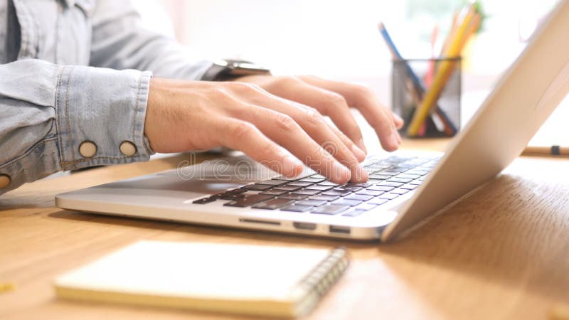 Mãos que datilografam no teclado fotos de stock Mãos que datilografam no teclado fotos de stock