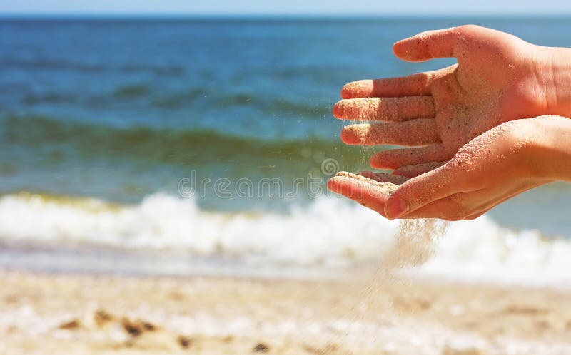 Mãos a brincar com a areia fotografia de stock