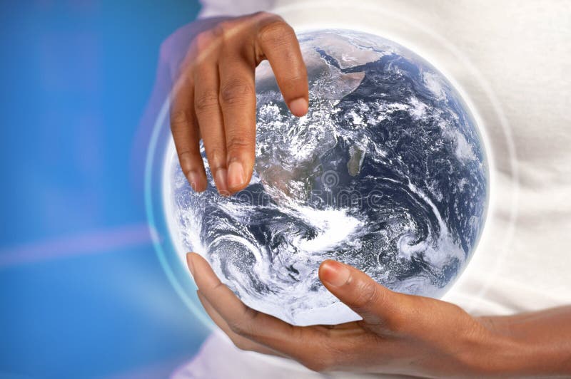 Mãos que prendem a terra foto de stock Mãos que prendem a terra foto de stock