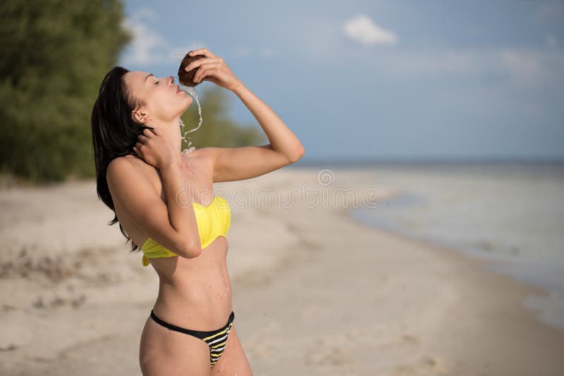 Mädchen auf dem Strand mit Kokosnuss lizenzfreie stockfotos Mädchen auf dem Strand mit Kokosnuss lizenzfreie stockfotos