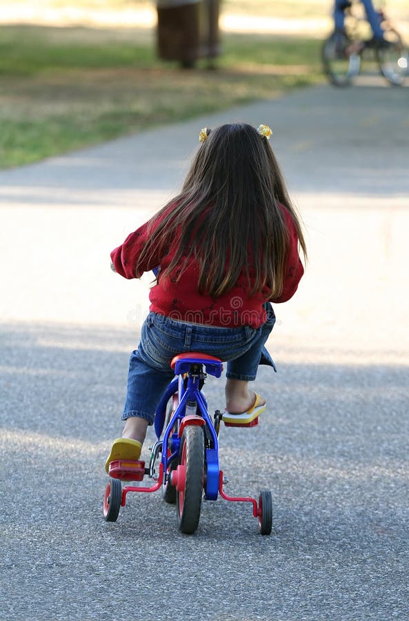 Mädchen auf Fahrrad lizenzfreie stockbilder Mädchen auf Fahrrad lizenzfreie stockbilder
