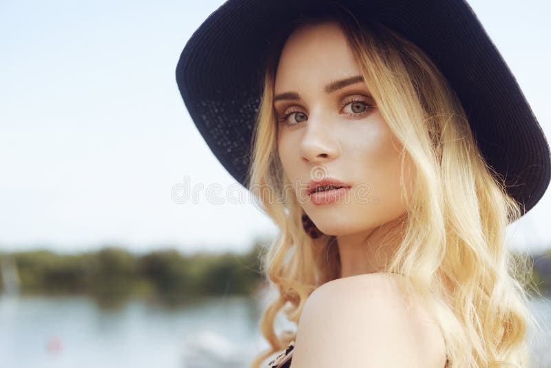 Mädchen auf Hintergrund von Yachten, Segelboote Lächeln, die Kamera betrachtend schöne Blondine sitzt auf dem Pier, in einem Klei lizenzfreie stockbilder Mädchen auf Hintergrund von Yachten, Segelboote Lächeln, die Kamera betrachtend schöne Blondine sitzt auf dem Pier, in einem Klei lizenzfreie stockbilder