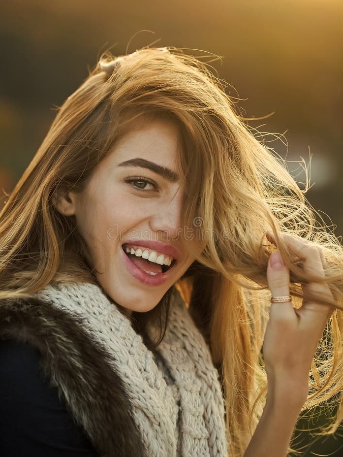 Mädchen auf natürlichem Hintergrund des Herbstes lizenzfreies stockbild Mädchen auf natürlichem Hintergrund des Herbstes lizenzfreies stockbild