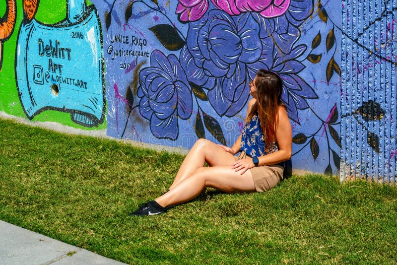 Mädchen außerhalb des Krog-Straßen-Tunnels lizenzfreie stockbilder