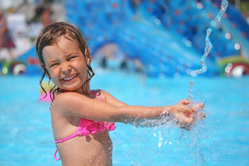 Mädchen badet im Pool unter Wasser spritzt lizenzfreies stockfoto Mädchen badet im Pool unter Wasser spritzt lizenzfreies stockfoto