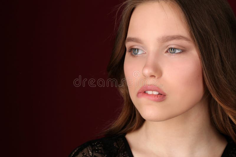 Mädchen beißt ihre Lippe Abschluss oben Dunkelroter Hintergrund stockbild Mädchen beißt ihre Lippe Abschluss oben Dunkelroter Hintergrund stockbild