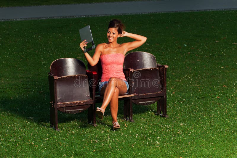 Mädchen betrachtet im Spiegel stockbild Mädchen betrachtet im Spiegel stockbild