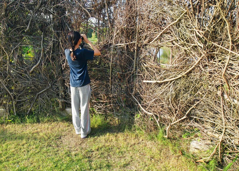 Mädchen in Birdwatching Aktivität am Naturfell