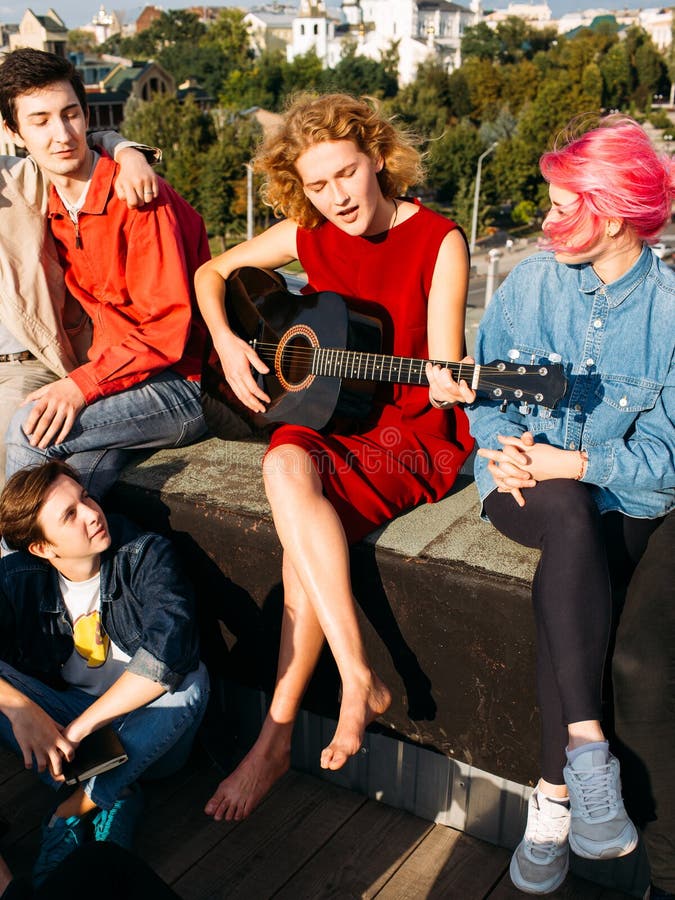 Mädchen Busker singen Spielgitarrenmusiker-Kunstfreizeit lizenzfreie stockfotografie Mädchen Busker singen Spielgitarrenmusiker-Kunstfreizeit lizenzfreie stockfotografie
