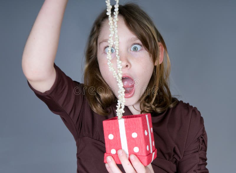 Mädchen, das auf Fußboden legt lizenzfreie stockfotos Mädchen, das auf Fußboden legt lizenzfreie stockfotos