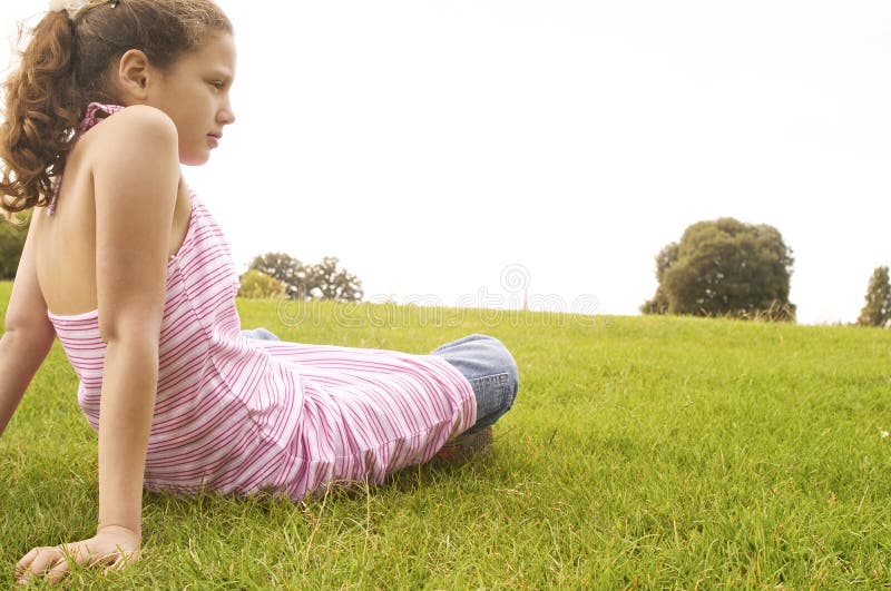 Mädchen, Das Auf Gras Im Park Sitzt. Stockfoto - Bild von jeans