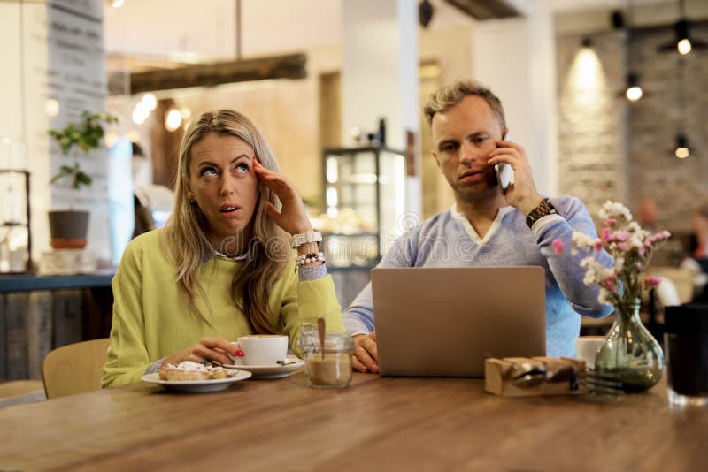 Mädchen, das auf ihren Mann wartet, um, am Telefon zu sprechen aufzuhören lizenzfreies stockfoto Mädchen, das auf ihren Mann wartet, um, am Telefon zu sprechen aufzuhören lizenzfreies stockfoto
