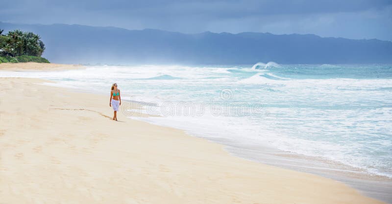 Mädchen, das auf verlassenen Strand geht stockfoto Mädchen, das auf verlassenen Strand geht stockfoto
