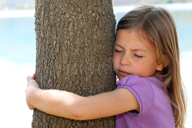 Mädchen, das Baum umarmt stockbilder