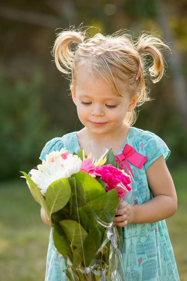 Frau mit Blumen stockfoto. Bild von schönheit, abschluß - 40420326