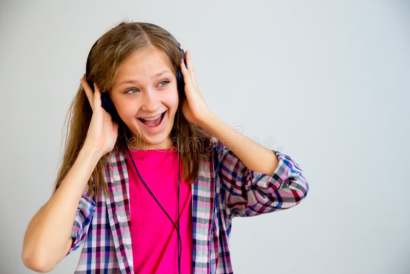Mädchen, das in den Kopfhörern singt stockfotos Mädchen, das in den Kopfhörern singt stockfotos