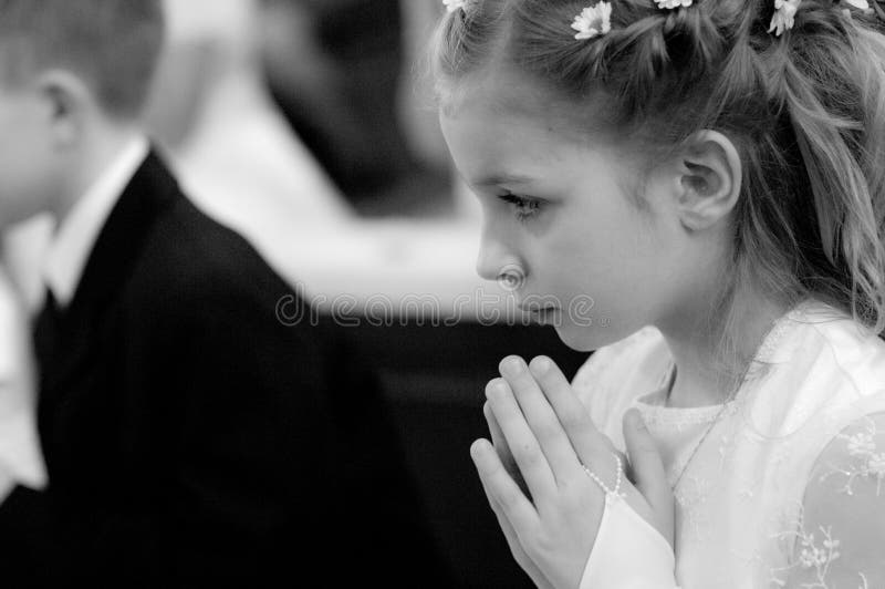 Mädchen, das in der Kirche betet stockfotografie Mädchen, das in der Kirche betet stockfotografie