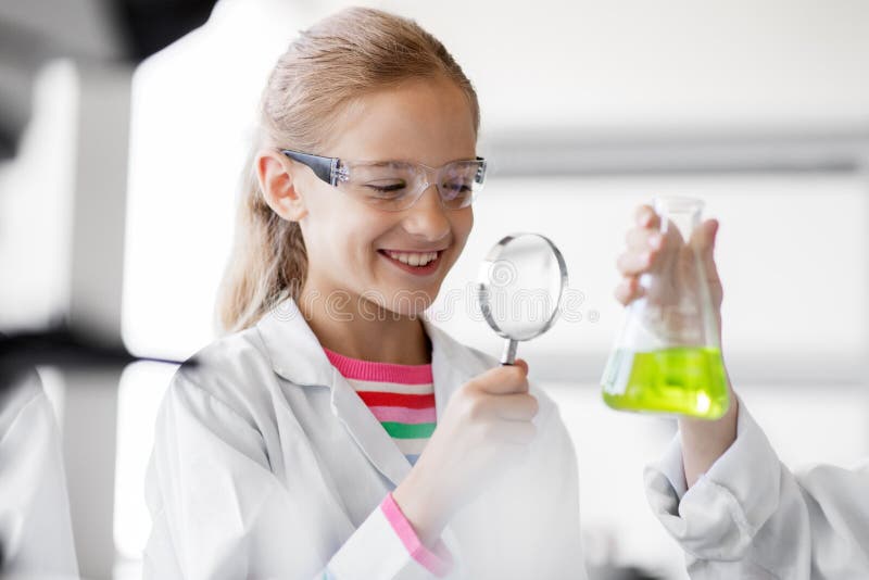 Mädchen, das in der Schule Labor des Reagenzglases studiert lizenzfreies stockbild Mädchen, das in der Schule Labor des Reagenzglases studiert lizenzfreies stockbild