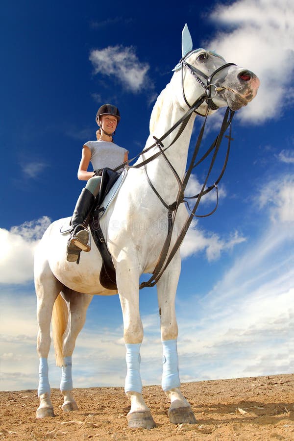 Mädchen, Das Ein Pferd Reitet Stockfoto - Bild von springen, schnell