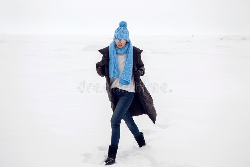 Mädchen, das in ein schneebedecktes Feld in einer Jacke läuft stockbilder Mädchen, das in ein schneebedecktes Feld in einer Jacke läuft stockbilder