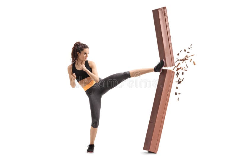 Mädchen, das einen Schokoriegel tritt und bricht lizenzfreies stockbild Mädchen, das einen Schokoriegel tritt und bricht lizenzfreies stockbild