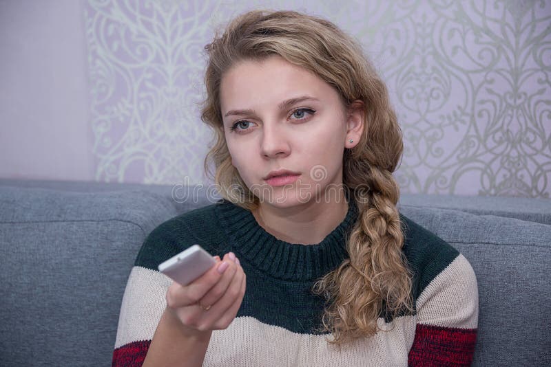 Mädchen, das fernsieht lizenzfreies stockfoto Mädchen, das fernsieht lizenzfreies stockfoto