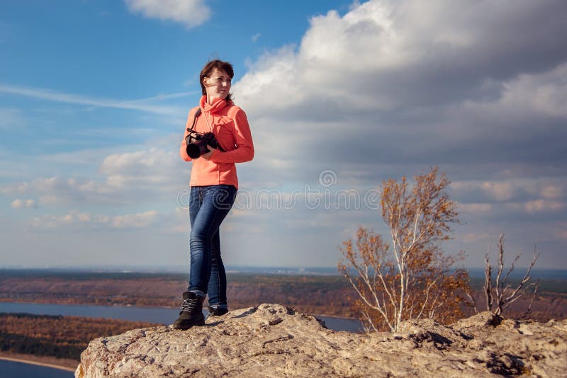 Mädchen, das Fotos der Landschaft macht stockbilder Mädchen, das Fotos der Landschaft macht stockbilder
