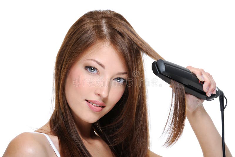 Mädchen, das Frisur mit flachem Eisen tut