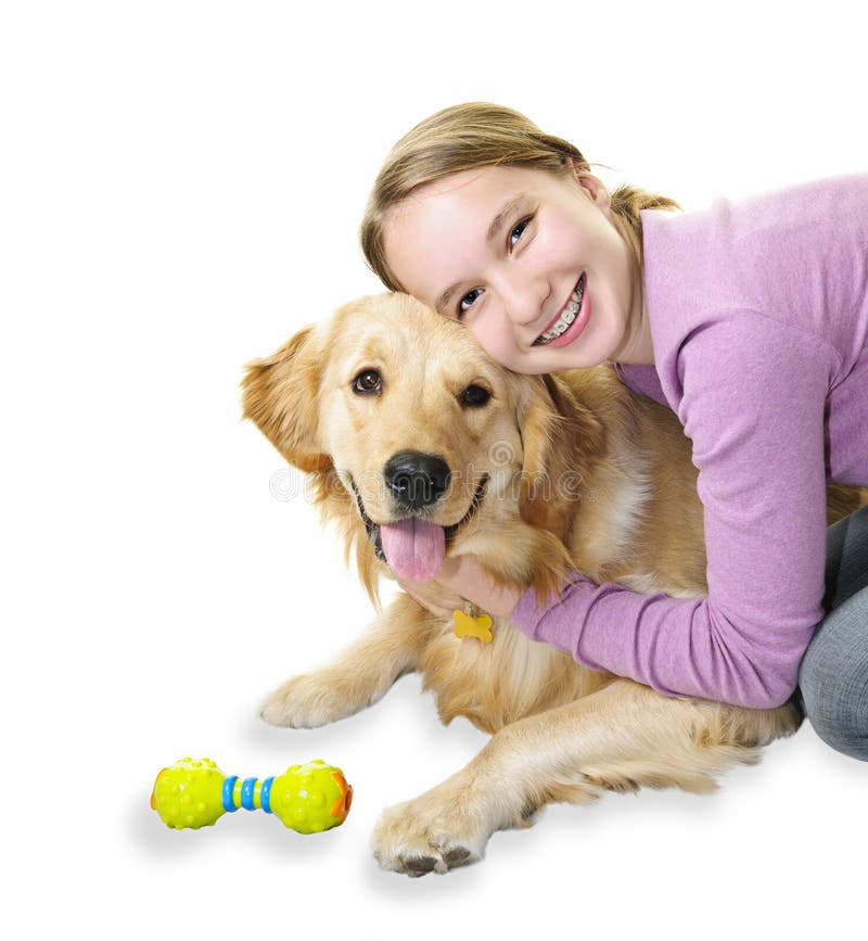 Mädchen, das Hund des goldenen Apportierhunds umarmt stockfotos