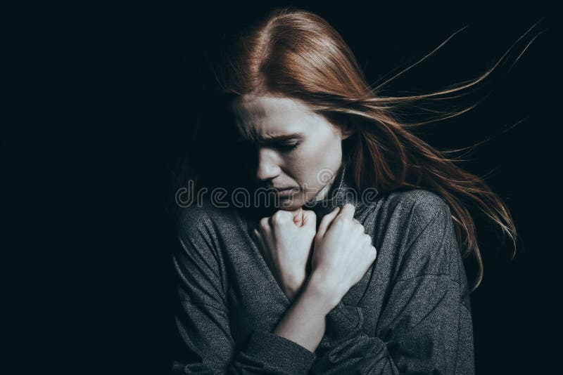 Mädchen, das intensiver Sorge glaubt lizenzfreie stockfotografie Mädchen, das intensiver Sorge glaubt lizenzfreie stockfotografie