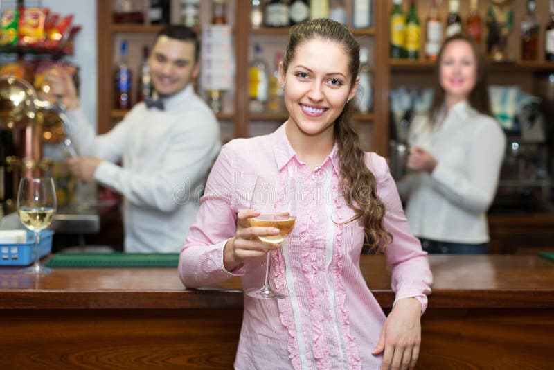 Mädchen, das mit Kellner am Zähler flirtet lizenzfreies stockfoto Mädchen, das mit Kellner am Zähler flirtet lizenzfreies stockfoto