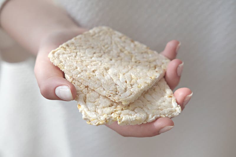 Mädchen, das Puffreisbrot hält lizenzfreies stockbild