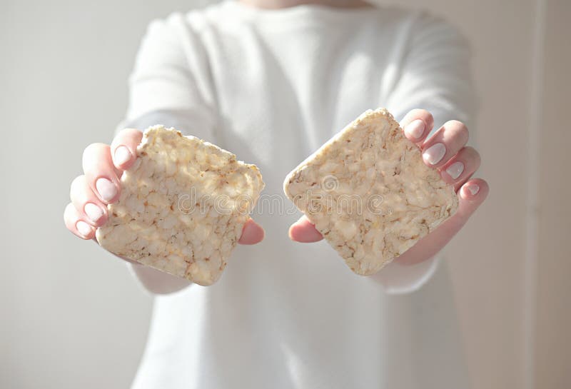 Mädchen, das Puffreisbrot hält stockfoto