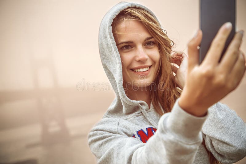 Mädchen, das selfie nimmt stockfoto Mädchen, das selfie nimmt stockfoto