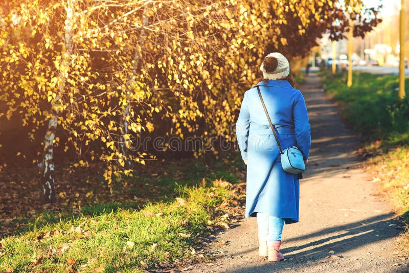 Mädchen, das in Stadtstraße geht Sonniges Wetter des schönen Herbstes Junge Frau, die Herbst, hintere Ansicht genießt Frauenart u lizenzfreies stockbild Mädchen, das in Stadtstraße geht Sonniges Wetter des schönen Herbstes Junge Frau, die Herbst, hintere Ansicht genießt Frauenart u lizenzfreies stockbild