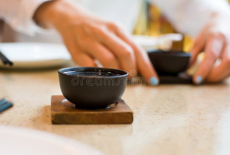 Mädchen, das Tee am chinesischen Restaurant trinkt stockfotos Mädchen, das Tee am chinesischen Restaurant trinkt stockfotos