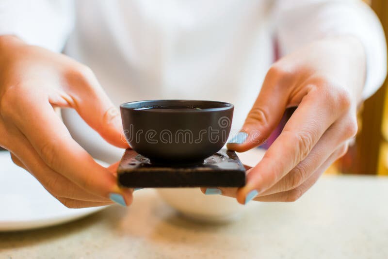 Mädchen, das Tee am chinesischen Restaurant trinkt stockfotos Mädchen, das Tee am chinesischen Restaurant trinkt stockfotos