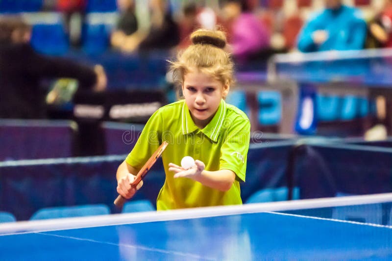 Mädchen, das Tischtennis spielt, lizenzfreies stockbild Mädchen, das Tischtennis spielt, lizenzfreies stockbild