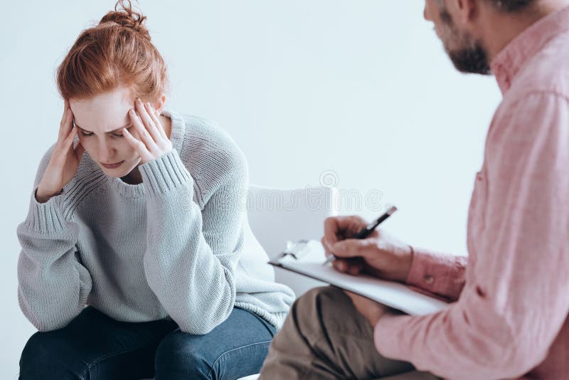 Mädchen, das versucht, Gedanken zu erfassen lizenzfreies stockfoto Mädchen, das versucht, Gedanken zu erfassen lizenzfreies stockfoto