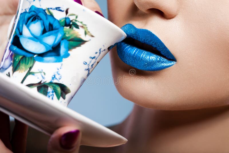 Mädchen, das vom Cup trinkt stockfoto Mädchen, das vom Cup trinkt stockfoto