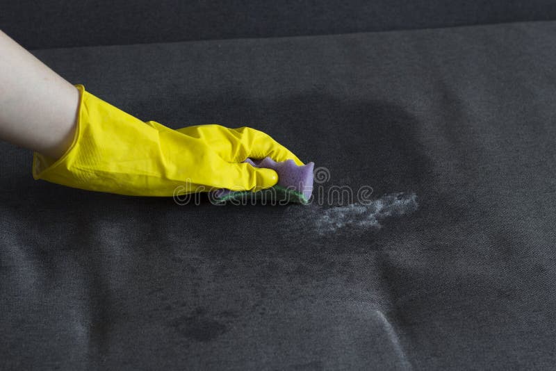 Mädchen in den gelben Handschuhen säubert das Sofa, Nahaufnahmesofa stockfoto Mädchen in den gelben Handschuhen säubert das Sofa, Nahaufnahmesofa stockfoto
