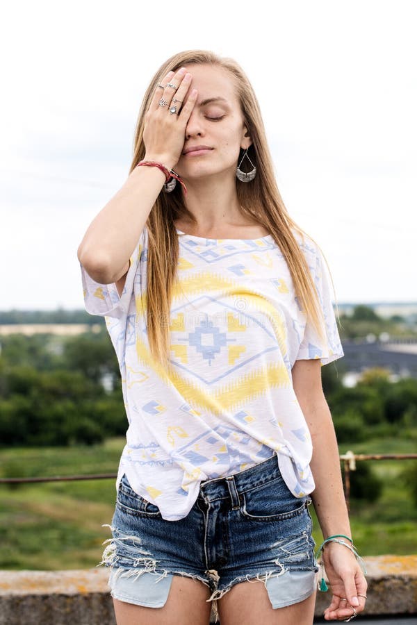 Mädchen in den kurzen Kurzschlüssen stockbild Mädchen in den kurzen Kurzschlüssen stockbild